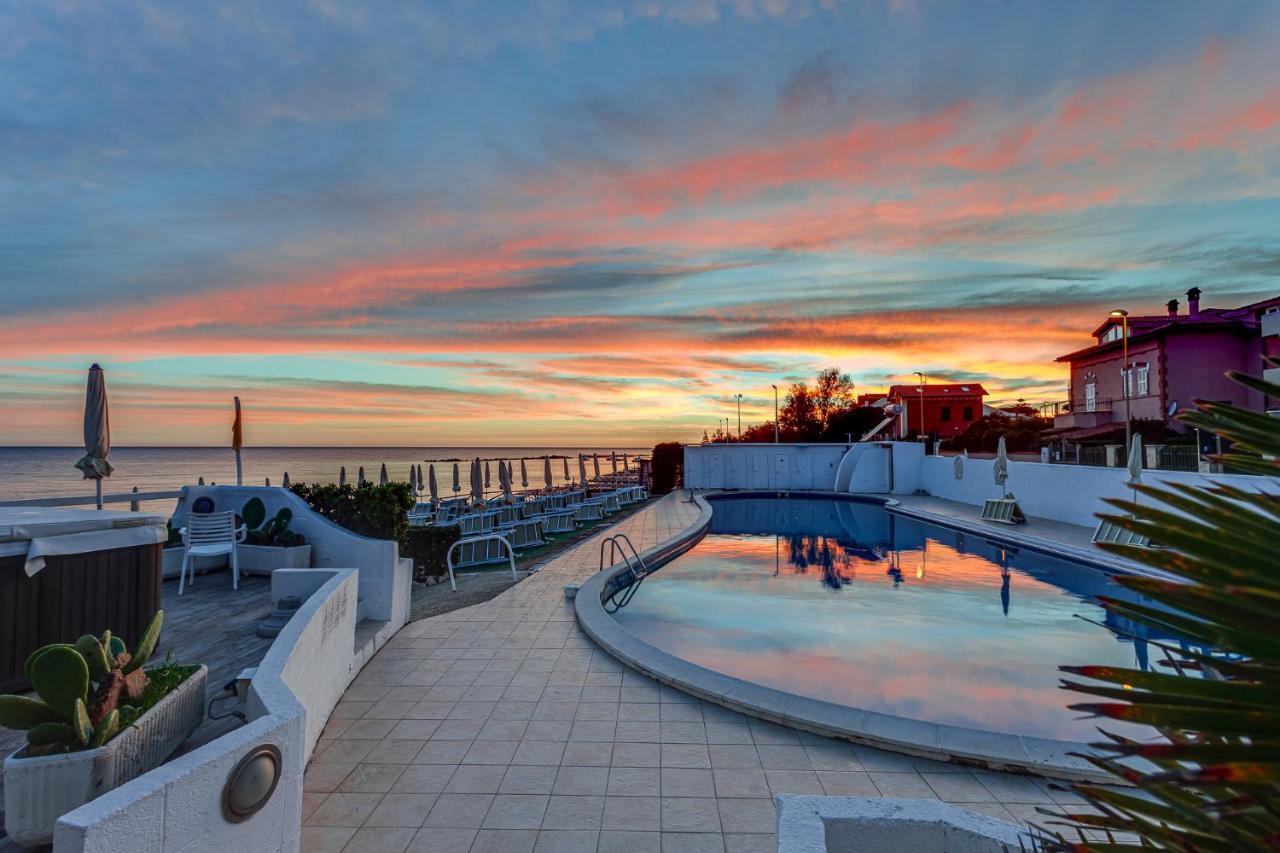 Hotel Cavalluccio Marino Santa Marinella Bagian luar foto